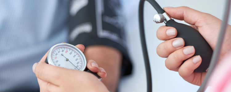 Diretriz Brasileira de Hipertensão 2025 traz mudanças: pressão 12x8 não é mais normal e indica pré-hipertensão. Entenda critérios e novas recomendações médicas.