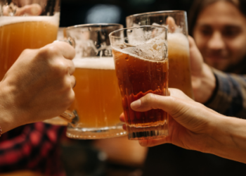 O consumo de álcool no Brasil é alto e causa impactos familiares. Al-Anon oferece suporte a quem convive com dependentes alcoólicos.