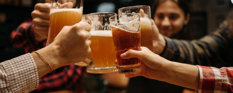 O consumo de álcool no Brasil é alto e causa impactos familiares. Al-Anon oferece suporte a quem convive com dependentes alcoólicos.