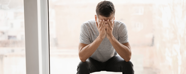 Dados da Sociedade Brasileira de Pediatria mostram que cinco adolescentes são hospitalizados por autoagressão diariamente. Estudo reforça importância da prevenção e apoio familiar.