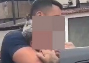 Adolescente ligado a Oruam é apreendido novamente no Rio após reagir a policiais. Investigado por tráfico, roubos de veículos e agressão contra ex-namorada.