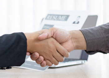 Macaé oferece 1.016 vagas de emprego nesta semana, com destaque para o setor offshore. Confira oportunidades em hotelaria, educação e estágios em contabilidade.
