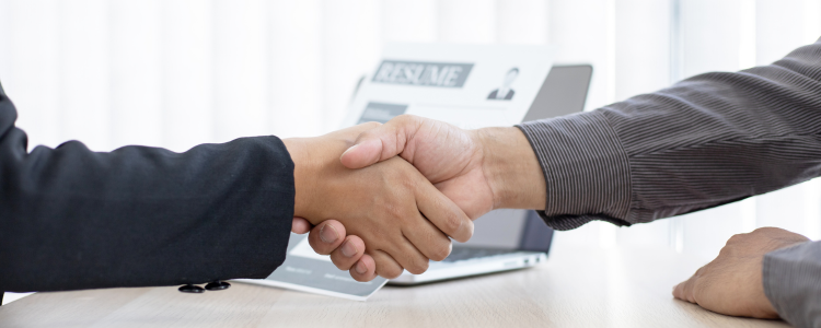 Macaé oferece 1.016 vagas de emprego nesta semana, com destaque para o setor offshore. Confira oportunidades em hotelaria, educação e estágios em contabilidade.