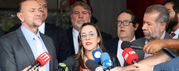 EUA cassam visto da presidenta do PSOL, Paula Coradi, após participação em congresso socialista