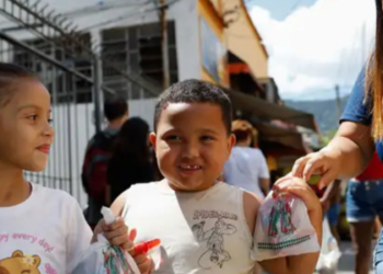 A festa de Cosme e Damião transformou o Andaraí em palco de fé e alegria, com distribuição de doces, agradecimentos por milagres e integração de tradições religiosas.