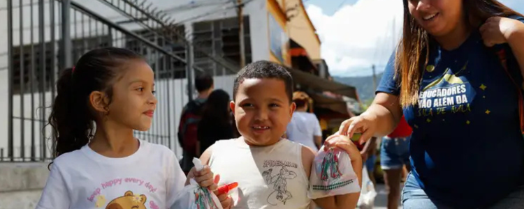 A festa de Cosme e Damião transformou o Andaraí em palco de fé e alegria, com distribuição de doces, agradecimentos por milagres e integração de tradições religiosas.