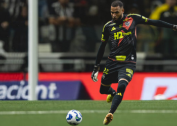 Atlético-MG venceu o Mirassol por 1 a 0 no Brasileirão em jogo dramático. Mesmo com expulsão de Junior Alonso e lesão de Júnior Santos, time mineiro segurou o resultado.