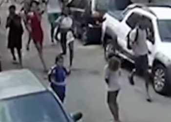 Curicica, na Zona Oeste do Rio, foi palco de intenso tiroteio neste domingo (28). Confronto entre milicianos e traficantes assustou moradores e deixou uma mulher ferida.