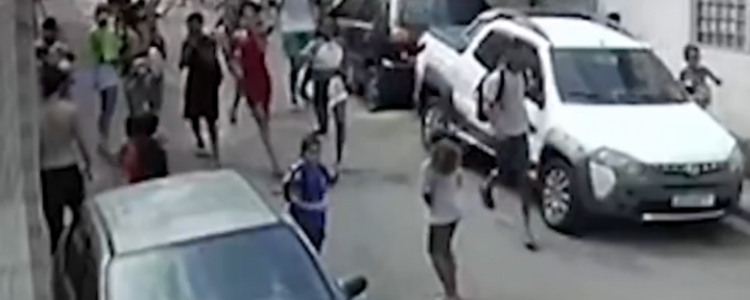Curicica, na Zona Oeste do Rio, foi palco de intenso tiroteio neste domingo (28). Confronto entre milicianos e traficantes assustou moradores e deixou uma mulher ferida.