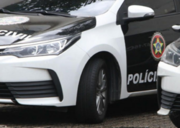 Tiroteio em Curicica, na Zona Oeste do Rio, expõe disputa entre milicianos e traficantes do Comando Vermelho. Uma mulher foi ferida e moradores relatam clima de medo.
