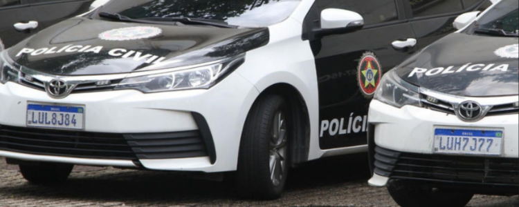 Tiroteio em Curicica, na Zona Oeste do Rio, expõe disputa entre milicianos e traficantes do Comando Vermelho. Uma mulher foi ferida e moradores relatam clima de medo.
