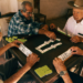 População idosa supera jovens no Brasil. Casas de longa permanência atendem menos de 0,5% das pessoas com 60 anos ou mais, revelando déficit habitacional para idosos.