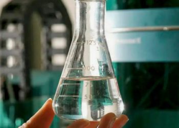 Mortes por suspeita de metanol em SP expõem riscos de bebidas adulteradas. Entenda os sintomas, formas de identificação e a diferença entre metanol e etanol.