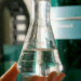 Mortes por suspeita de metanol em SP expõem riscos de bebidas adulteradas. Entenda os sintomas, formas de identificação e a diferença entre metanol e etanol.