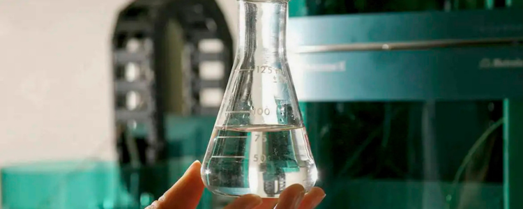 Mortes por suspeita de metanol em SP expõem riscos de bebidas adulteradas. Entenda os sintomas, formas de identificação e a diferença entre metanol e etanol.