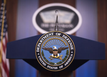 Donald Trump assina ordem executiva para rebatizar Departamento de Defesa como "Departamento de Guerra". Mudança simboliza virada estratégica e resgata nome histórico, mas enfrenta desafios legais e orçamentários.