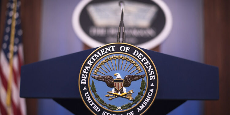 Donald Trump assina ordem executiva para rebatizar Departamento de Defesa como "Departamento de Guerra". Mudança simboliza virada estratégica e resgata nome histórico, mas enfrenta desafios legais e orçamentários.