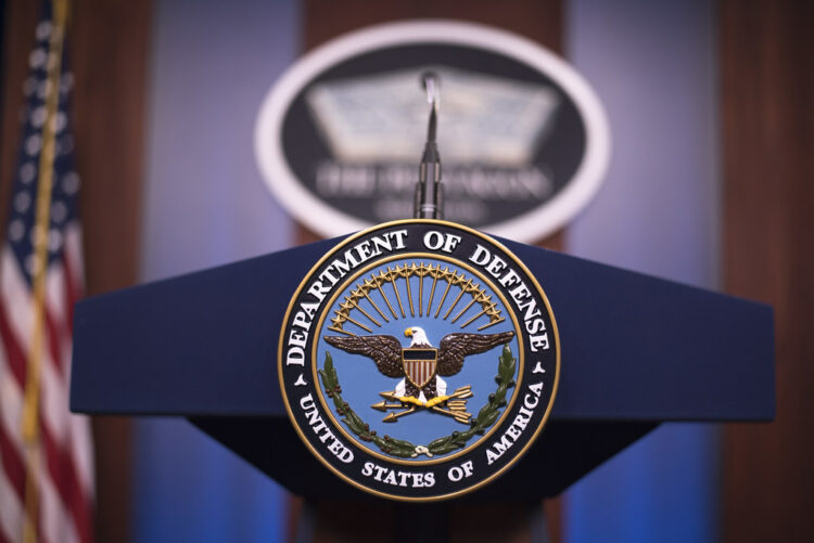 Donald Trump assina ordem executiva para rebatizar Departamento de Defesa como "Departamento de Guerra". Mudança simboliza virada estratégica e resgata nome histórico, mas enfrenta desafios legais e orçamentários.