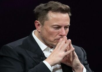 Documentos divulgados no Congresso dos EUA mencionam Elon Musk em convites de Jeffrey Epstein para sua ilha, centro de exploração sexual. Bilionário reafirma que nunca esteve no local.
