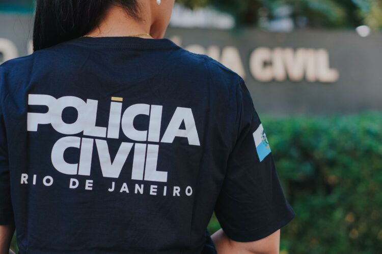 Polícia Civil investiga esquema de lixo clandestino no antigo lixão de Jardim Gramacho.