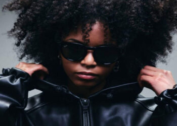 A segunda geração dos óculos inteligentes Ray-Ban Meta foi lançada no Brasil. Com assistente de IA, os óculos traduzem conversas em tempo real, gravam vídeos em 3K e têm bateria que dura o dobro da geração anterior. Preço sugerido é de R$ 3.299.
