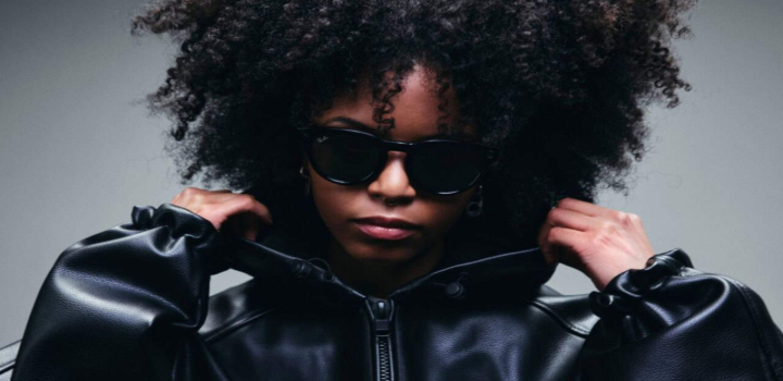 A segunda geração dos óculos inteligentes Ray-Ban Meta foi lançada no Brasil. Com assistente de IA, os óculos traduzem conversas em tempo real, gravam vídeos em 3K e têm bateria que dura o dobro da geração anterior. Preço sugerido é de R$ 3.299.