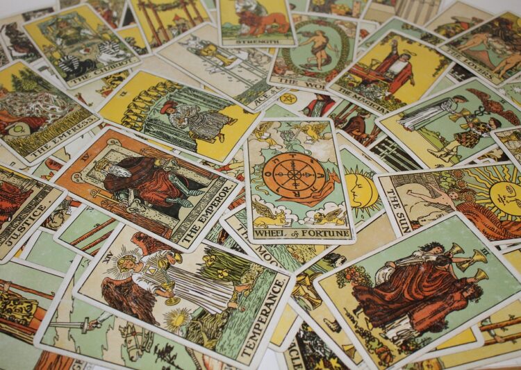 Setembro e a Roda da Fortuna: Dicas do tarôt para fechar ciclos e atrair prosperidade