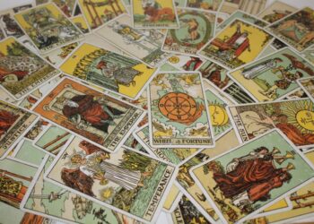 Setembro e a Roda da Fortuna: Dicas do tarôt para fechar ciclos e atrair prosperidade