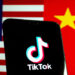 Donald Trump afirma que a China aprovou a venda do TikTok para um consórcio de investidores dos EUA, garantindo a permanência da rede social no país e afastando risco de banimento.