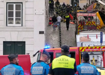 Tragédia em Lisboa: bondinho da Glória descarrila e tomba, deixando 15 mortos e 18 feridos. Governo decreta luto nacional e suspende outros funiculares da cidade.
