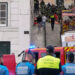 Tragédia em Lisboa: bondinho da Glória descarrila e tomba, deixando 15 mortos e 18 feridos. Governo decreta luto nacional e suspende outros funiculares da cidade.