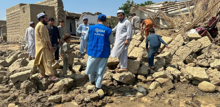 Terremoto de magnitude 6 atinge o Afeganistão, deixa mais de 800 mortos e milhares de feridos; especialistas alertam que número de vítimas pode aumentar.