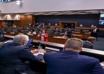 Assembleia Legislativa do Rio aprova emenda que recria a "gratificação faroeste", concedendo aumento salarial a policiais civis por morte de suspeitos em confronto. Medida, que vigorou entre 1995 e 1998, é alvo de críticas por supostamente incentivar letalidade