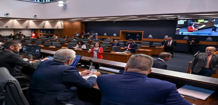 Assembleia Legislativa do Rio aprova emenda que recria a "gratificação faroeste", concedendo aumento salarial a policiais civis por morte de suspeitos em confronto. Medida, que vigorou entre 1995 e 1998, é alvo de críticas por supostamente incentivar letalidade