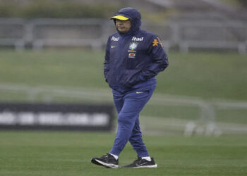 Carlo Ancelotti esboçou a provável escalação da Seleção Brasileira contra o Chile, com mudanças na defesa e dúvidas no meio-campo.