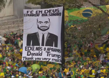 Tarcísio de Freitas critica Alexandre de Moraes e defende anistia para Bolsonaro em ato na Avenida Paulista. STF retoma julgamento por golpe de Estado na terça-feira (9).