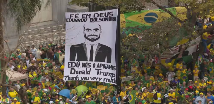 Tarcísio de Freitas critica Alexandre de Moraes e defende anistia para Bolsonaro em ato na Avenida Paulista. STF retoma julgamento por golpe de Estado na terça-feira (9).