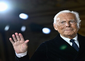 Giorgio Armani morre aos 91 anos em Milão. Ícone da moda de luxo, estilista trabalhou até os últimos dias e deixa legado histórico com sua grife mundialmente reconhecida.