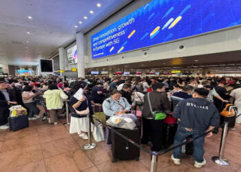 Ciberataque derruba sistemas de check-in e embarque em grandes aeroportos europeus, como Heathrow, Bruxelas e Berlim. Passageiros enfrentam longas filas, atrasos e cancelamentos.