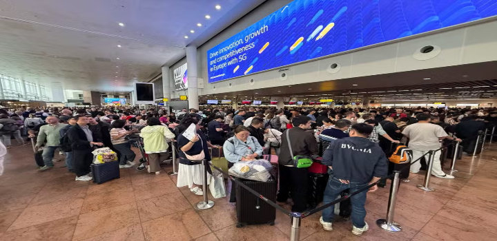 Ciberataque derruba sistemas de check-in e embarque em grandes aeroportos europeus, como Heathrow, Bruxelas e Berlim. Passageiros enfrentam longas filas, atrasos e cancelamentos.
