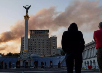 Rússia bombardeia sede do governo da Ucrânia em Kiev pela primeira vez. Ofensiva com mais de 800 drones e mísseis deixa mortos e aumenta tensão internacional