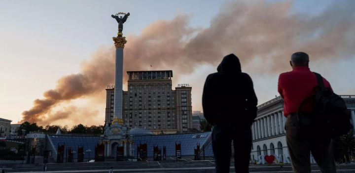 Rússia bombardeia sede do governo da Ucrânia em Kiev pela primeira vez. Ofensiva com mais de 800 drones e mísseis deixa mortos e aumenta tensão internacional