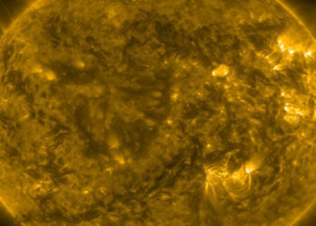 Estudo da NASA revela que a atividade solar vem crescendo desde 2008, contrariando previsões de baixa. Fenômeno pode impactar redes elétricas, satélites e futuras missões à Lua.