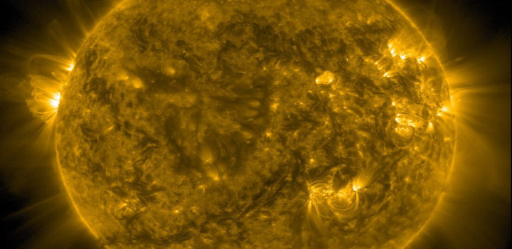 Estudo da NASA revela que a atividade solar vem crescendo desde 2008, contrariando previsões de baixa. Fenômeno pode impactar redes elétricas, satélites e futuras missões à Lua.