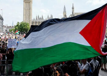 Em um dia histórico, Reino Unido, Canadá, Austrália e Portugal anunciaram formalmente o reconhecimento do Estado palestino. A medida coordenada, que ocorre às vésperas da Assembleia Geral da ONU, representa uma significativa mudança diplomática e aumenta o isolamento de Israel. Leia as reações e implicações desta decisão.
