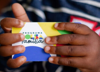 Estudo do IBGE revela que trabalho infantil caiu 28,8% entre beneficiários do Bolsa Família, com maior frequência escolar. No Brasil, 1,65 milhão de crianças ainda estão nessa situação, mas piores formas recuam para menor patamar histórico