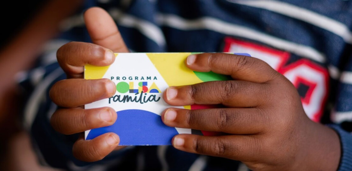 Estudo do IBGE revela que trabalho infantil caiu 28,8% entre beneficiários do Bolsa Família, com maior frequência escolar. No Brasil, 1,65 milhão de crianças ainda estão nessa situação, mas piores formas recuam para menor patamar histórico
