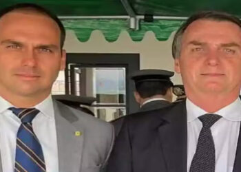 STF investiga Jair Bolsonaro por enviar recursos via Pix para bancar estadia do filho Eduardo nos EUA. Caso separado da condenação por golpe de Estado pode resultar em novas penas. Entenda.