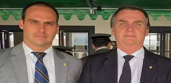 STF investiga Jair Bolsonaro por enviar recursos via Pix para bancar estadia do filho Eduardo nos EUA. Caso separado da condenação por golpe de Estado pode resultar em novas penas. Entenda.