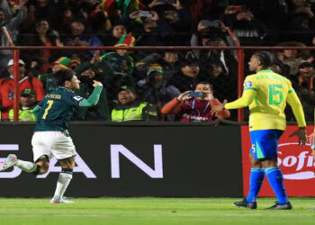 Brasil perde para Bolívia por 1 a 0 e conclui Eliminatórias com pior campanha histórica (51% de aproveitamento). Classificação para Copa de 2026 é garantida, mas crise técnica preocupa.